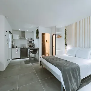 Maison d'hôtes Gest-loc Location Meublée Sky - Jardin&terrasse Privative - Parking Privé, Laveyron